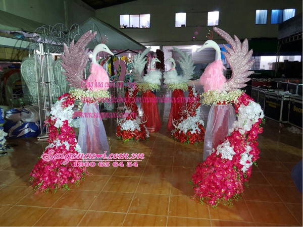 Cổng hoa cưới hình con công trang trí cưới