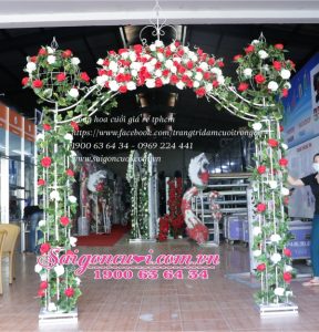 Cổng hoa cưới hoàng gia tông màu trắng đỏ