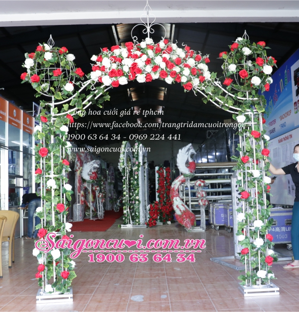 Cổng hoa cưới hoàng gia tông màu trắng đỏ