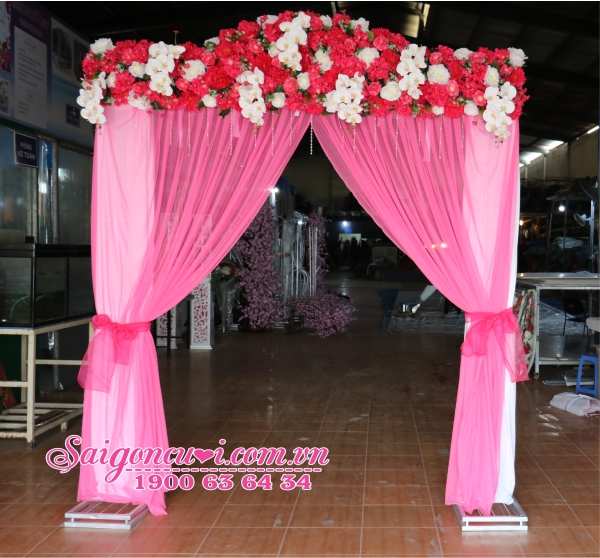 Cổng hoa cưới đầu mái nhà, rèm phủ màu hồng giá 2,500,000 VNĐ