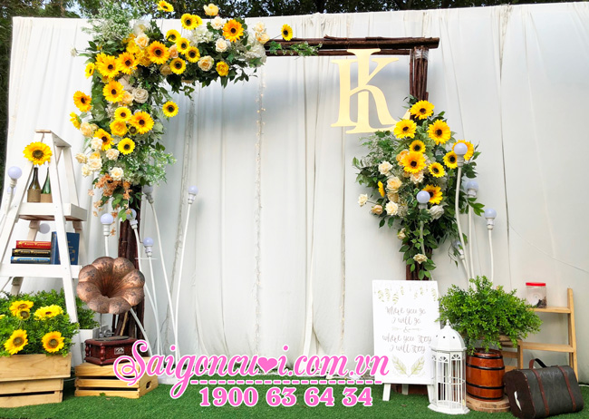Trang trí backdrop cưới bằng hoa hướng dương
