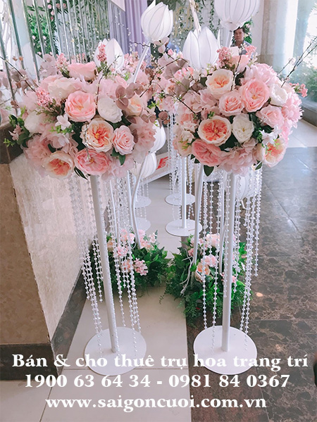 Các mẫu cột hoa dùng trong tiệc cưới, cột hoa màu hồng