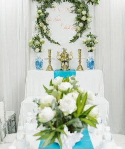 Cách trang trí bàn thờ gia tiên bằng hoa sen trong lễ cưới