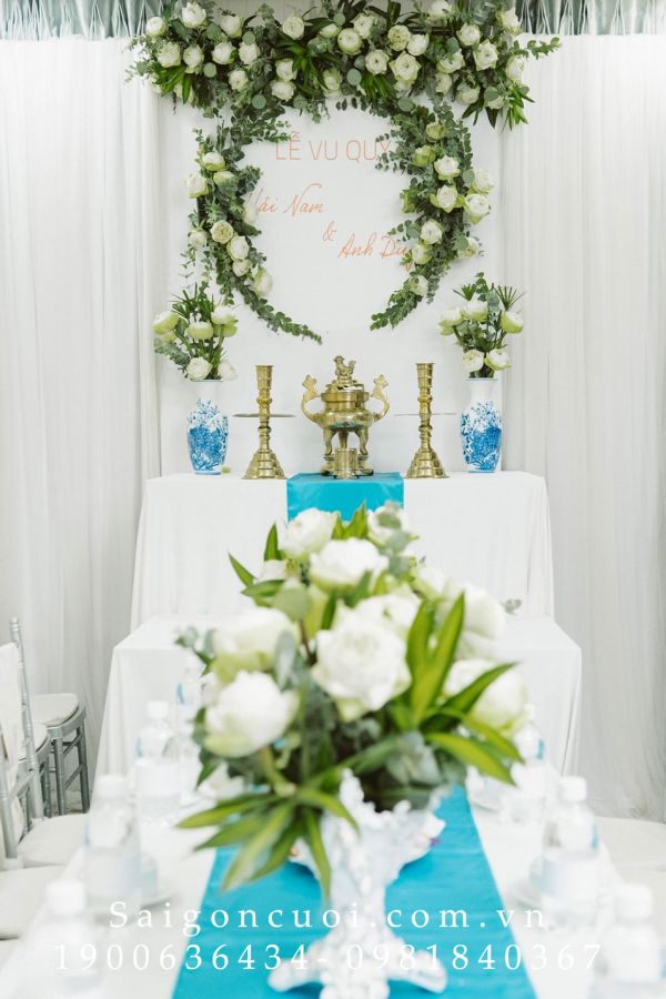 Cách trang trí bàn thờ gia tiên bằng hoa sen trong lễ cưới
