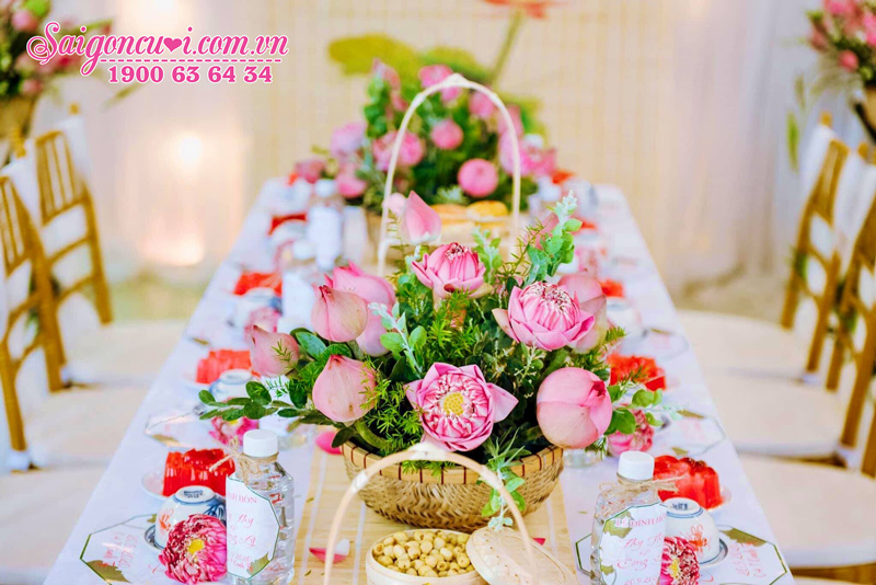 Trang trí bàn thờ gia tiên bằng hoa sen trong lễ cưới