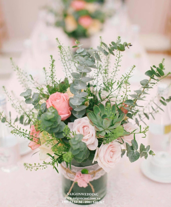 Trang trí hoa để bàn hai họ đám cưới