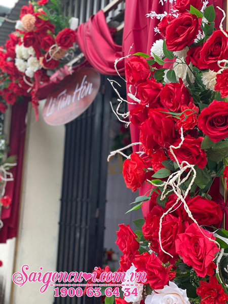 Cho thuê cổng hoa màu đỏ đẹp tại Long Thành
